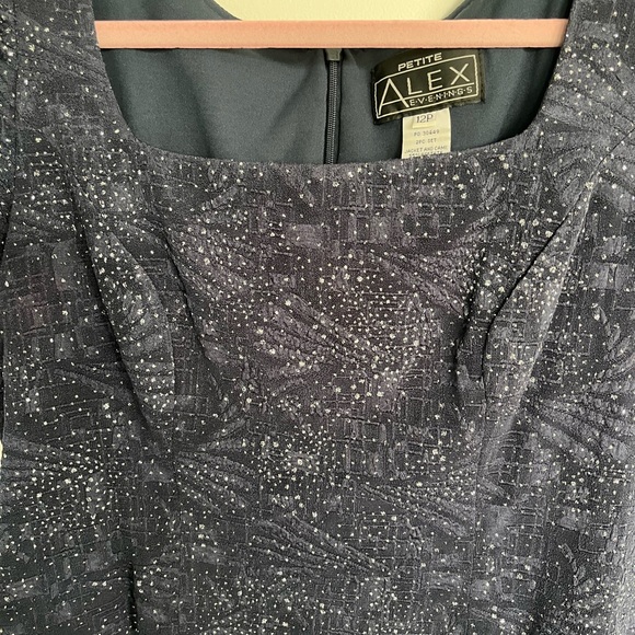 Elegant Evening Dress - Picture 2 of 3